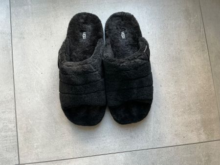 UGG Herren Fellsandalen – Black, Größe 46 – Neu & Ungetragen