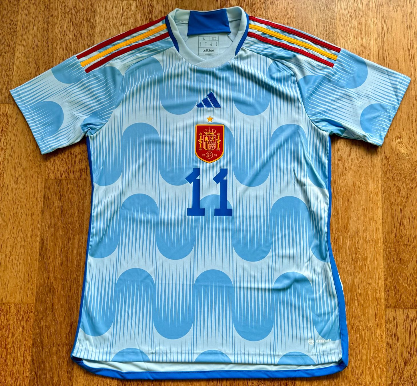 Adidas Canottiere & Pantaloni: Spanien away Shirt - 2022 - mit Print Ferran – Nuovo (secondo la descrizione) da Hermetschwil-Staffeln venduto da Beat131 1