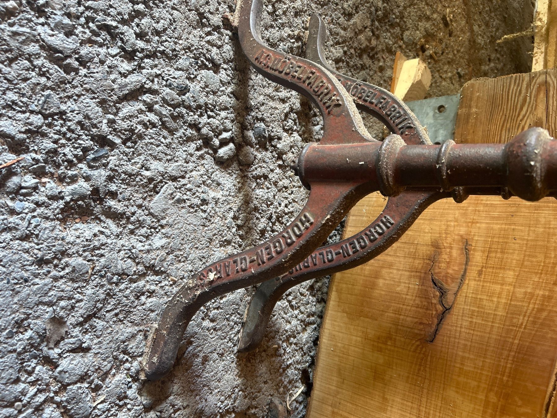 Altri mobili d'antiquariato: Horgen glarus tisch füsse – Usato da Salouf venduto da Holzbub 1