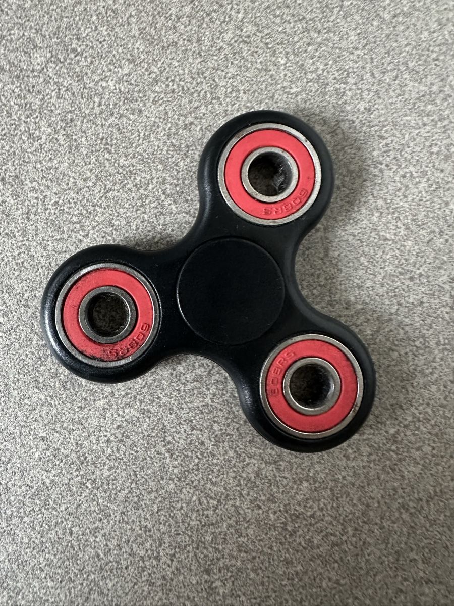 Spielzeuge: Schwarzer Fidget Spinner mit roten Kugellagern – Gebraucht aus Rheinfelden von Fubi92