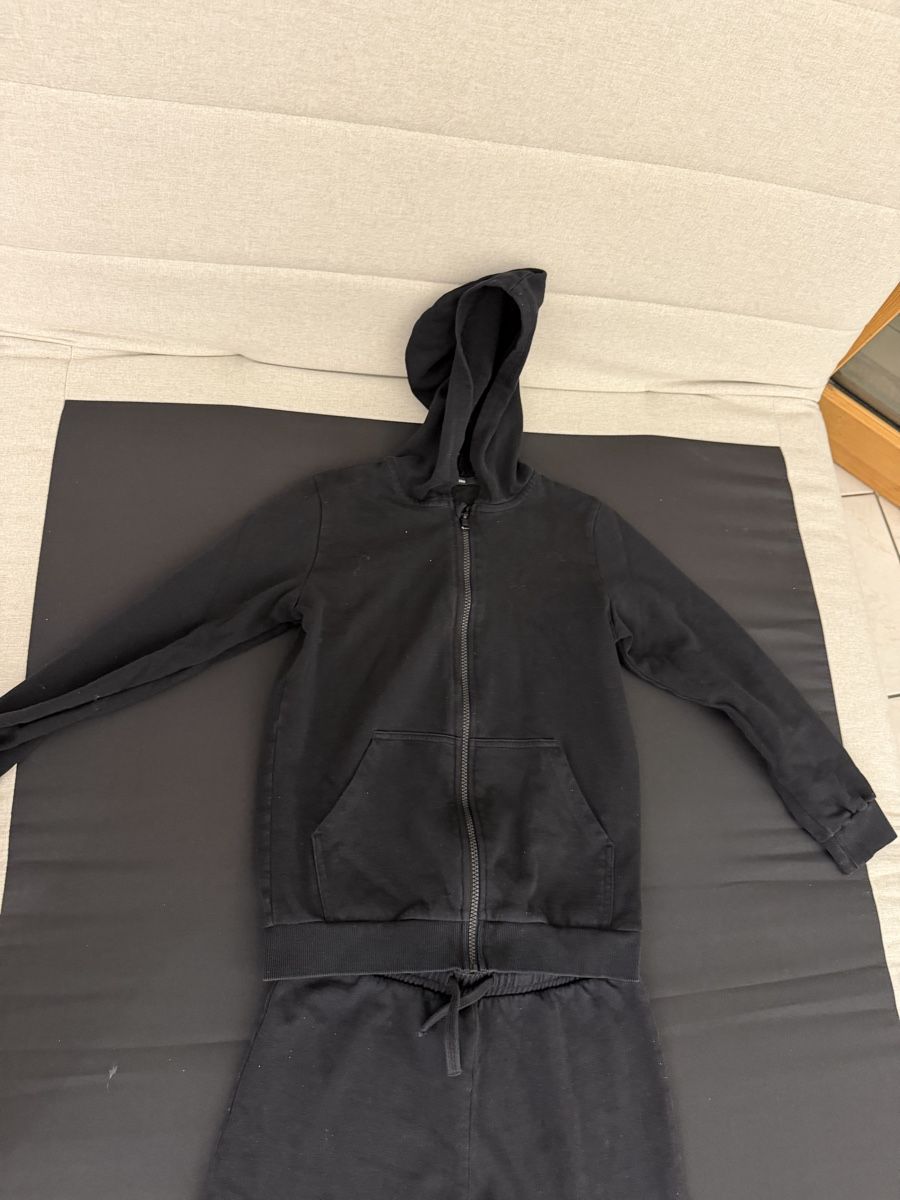 Lots de vêtements: Ensemble pull et jogging noir taille 11 ans bon état. – Neuf (Voir description) à Grand-Lancy par gio_yg9n 1