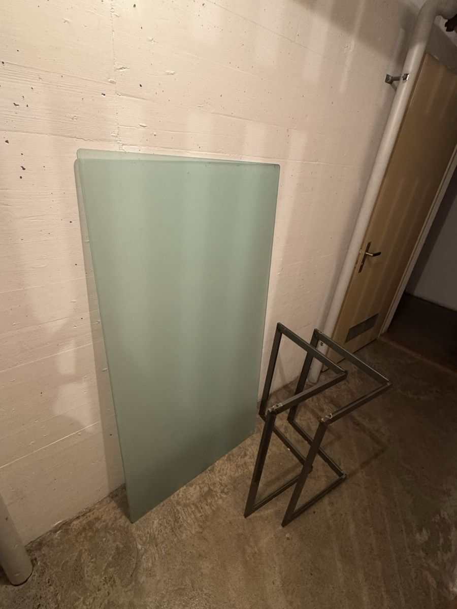 Tables: Moderner Milchglas-Esstisch mit Metallgestell – D'occasion à Bülach par _milziv 3