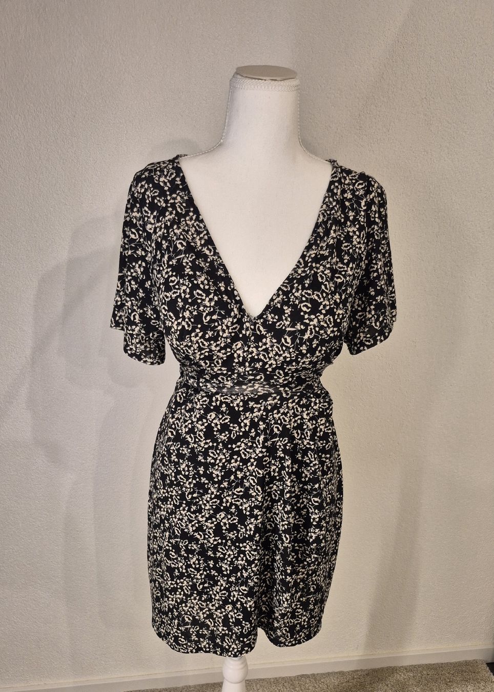 Pull&Bear Vestiti: Feminines Kleid mit integriertem Bindegürtel, Grösse L – Usato da La Neuveville venduto da Vestiaire_2011
