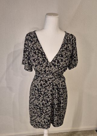 Feminines Kleid mit integriertem Bindegürtel, Grösse L