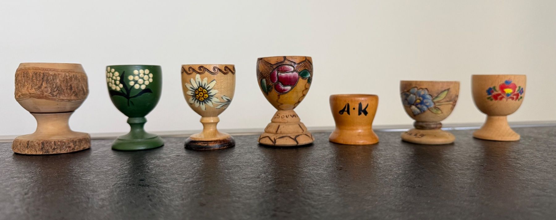 Altre Stoviglie: 7 Vintage Eierbecher Holz bemalt Deko Ostern – Usato da Basel venduto da Rouge. 2