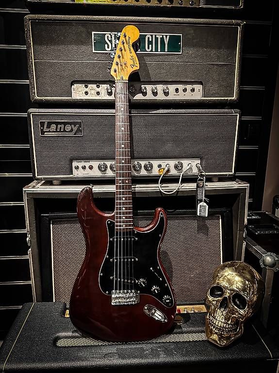 Fender Strumenti musicali: Fender Stratocaster 1979 wine red – Usato da Montreux venduto da Alligator-AMPS 1