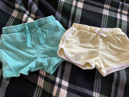 2 x Sommershorts, Größe 98