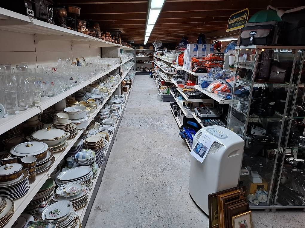 Credenze: Englisches Buffet Esszimmerbuffet Stubenbuffet Jaycee Furnit – Usato da Mühlehorn venduto da Flohmarkt-Walensee 9