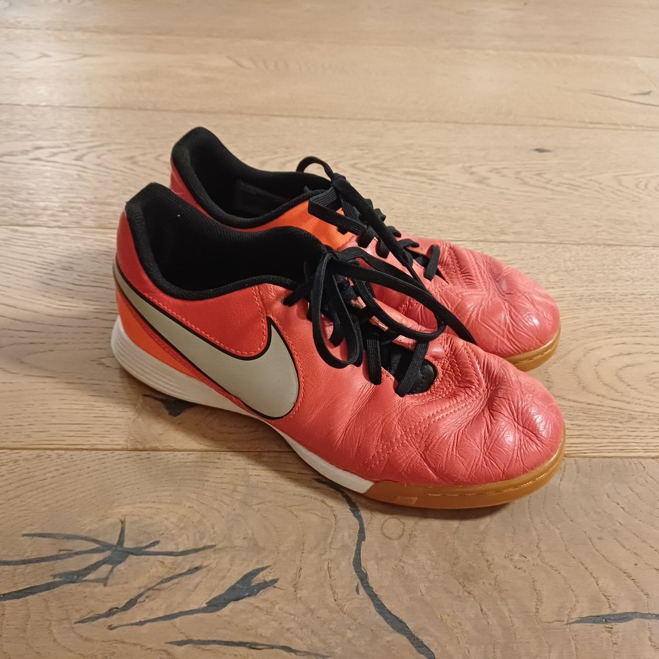 Nike Scarpe per ragazzi: Hallenturnschuhe Gr. 37.5 – Usato da Wahlendorf venduto da Irba