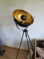 Elegante Stehlampe im Scheinwerfer-Design 