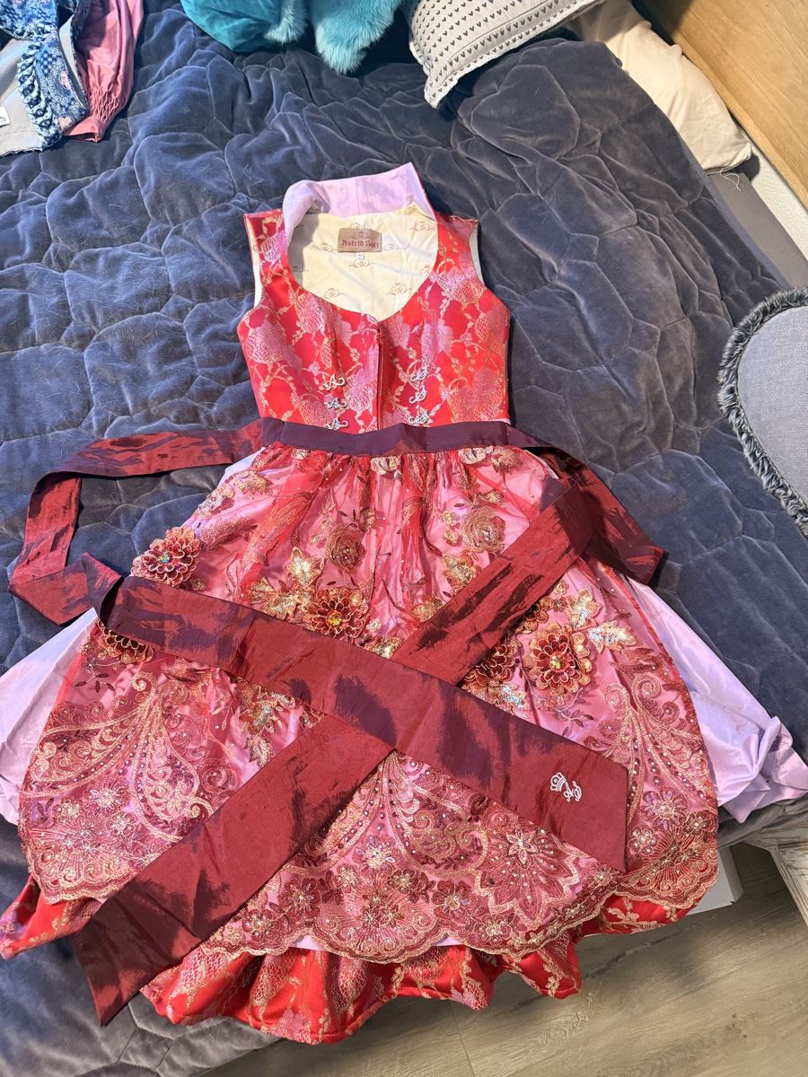 Kleider: Wunderschönes Astrid Söll Dirndl  – Gebraucht aus Bonaduz von Avenada