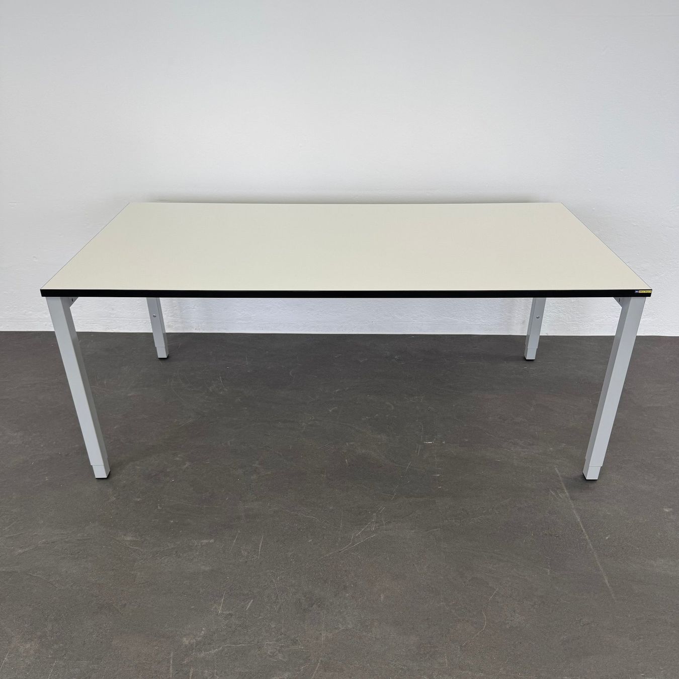 Embru Schreibtische: Embru eQ Vierbeintisch 1800x900 mm – Gebraucht aus Schönenwerd von mcofficeshop
