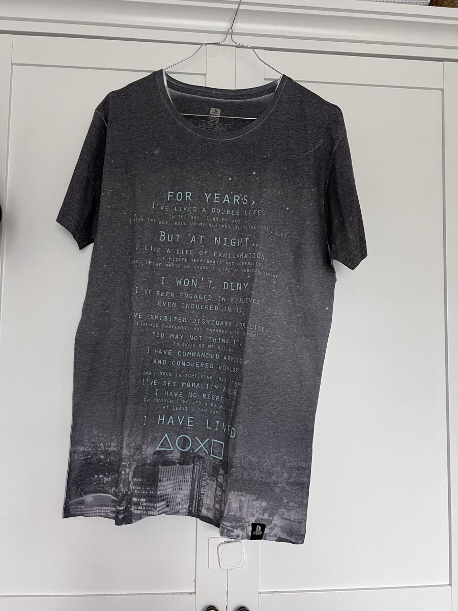 T-shirt: T-shirt PlayStation – Usato da Pregassona venduto da kat_zh5d