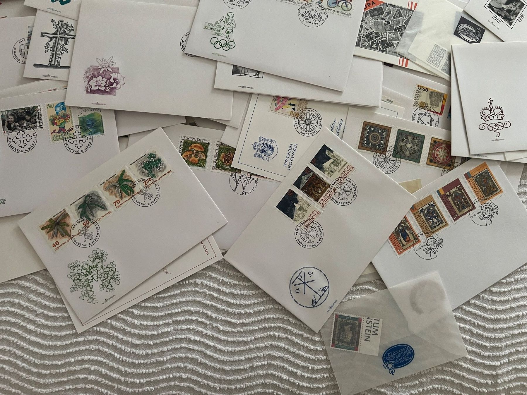 Tous les timbres: CH Sammlung FL FDC Tüten, Maximumkarten ca. 1900 gr. – D'occasion à Hinwil par Sidi4 1