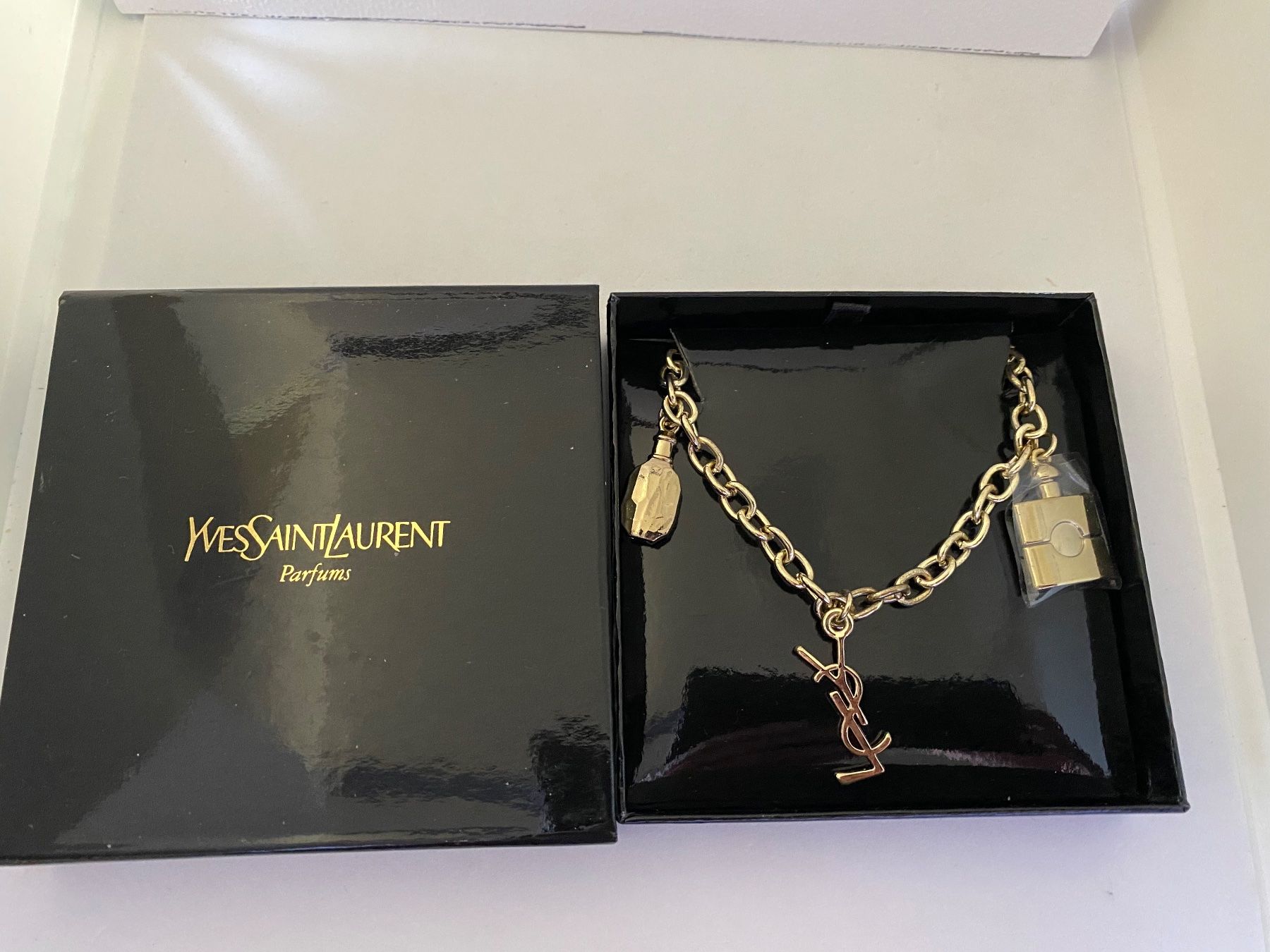 Saint Laurent Bracciali & Braccialetti: Bracelet Yves Saint-Laurent doré – Nuovo (secondo la descrizione) da Bouveret venduto da wes_7zll