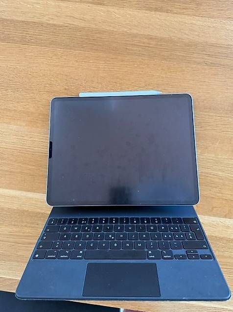 Apple Tablettes PC: iPad Pro 12.9"  + Magic Keyboard + Apple Pencil – D'occasion à therwil par Hejan