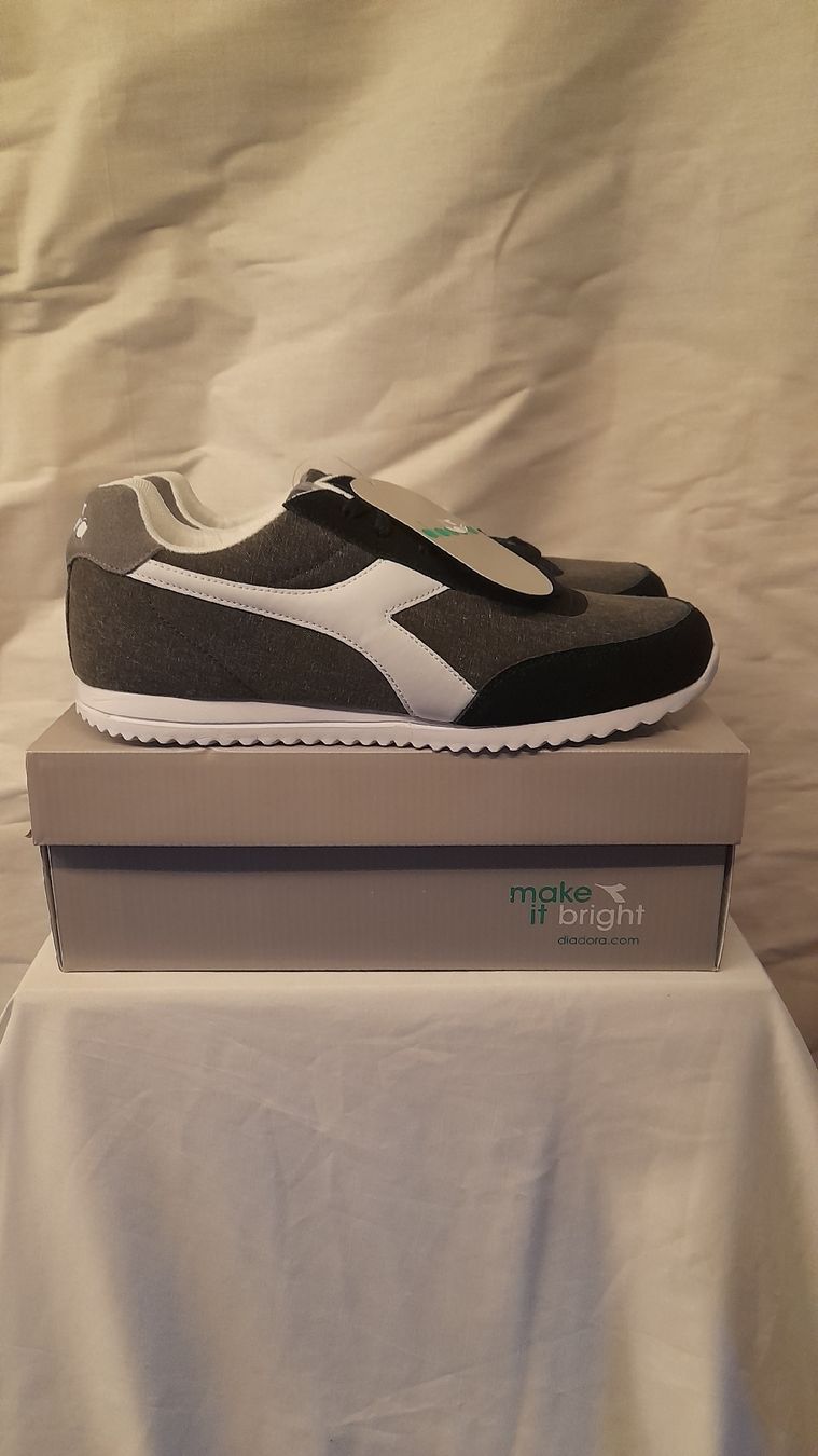 Diadora Scarpe da uomo: Diadora Jog Light C, Taille 44.5, grises, neuves en boîte! – Nuovo e nell'imballaggio originale da st.gallen venduto da The_Rag_Picker. 2