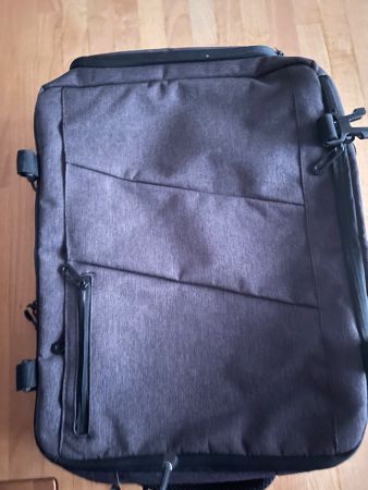 neuwertiger Flugzeugrucksack mit USB Anschluss