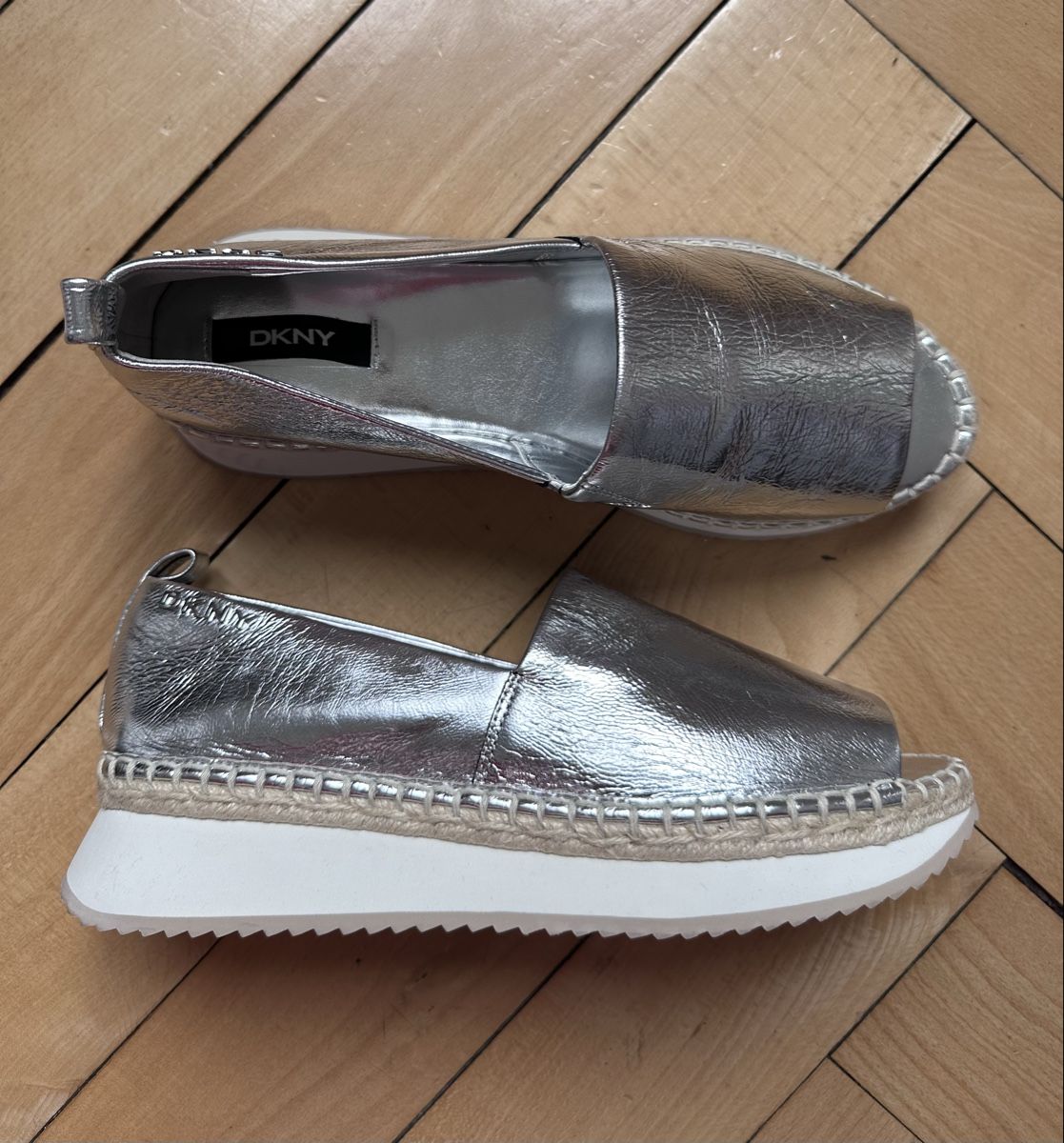 DKNY Scarpe da donna: DKNY Silver Espadrille Platform Sandals - EU size 40.5 – Nuovo (secondo la descrizione) da Zürich venduto da ben_sx7k