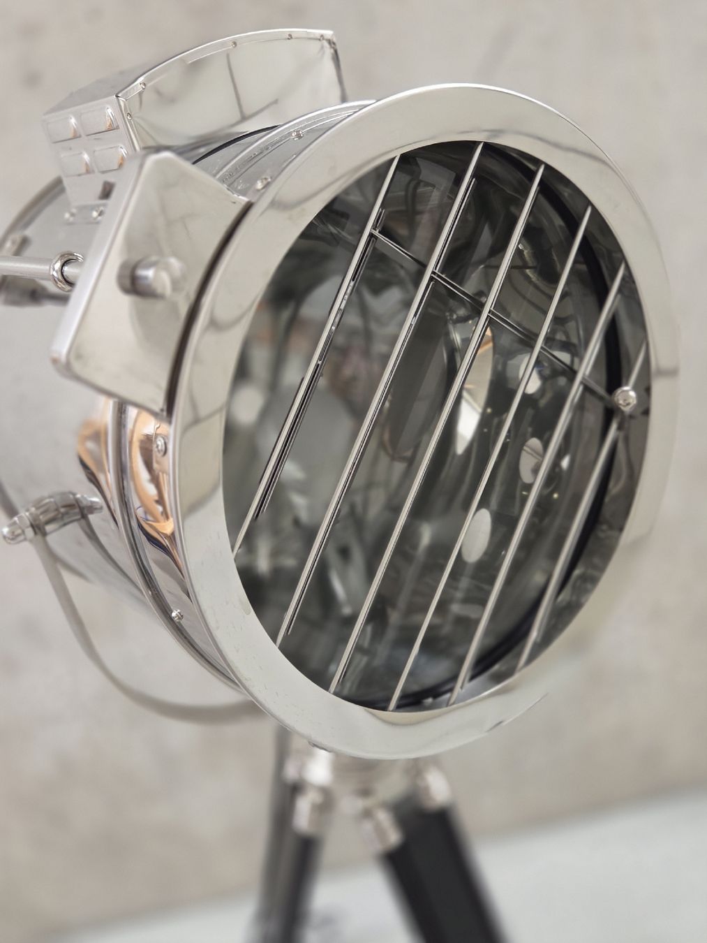 Lampade: Stehlampe Spot mit Stativ Chrom Schwarz  – Usato da Brugg AG venduto da Kitycity 2