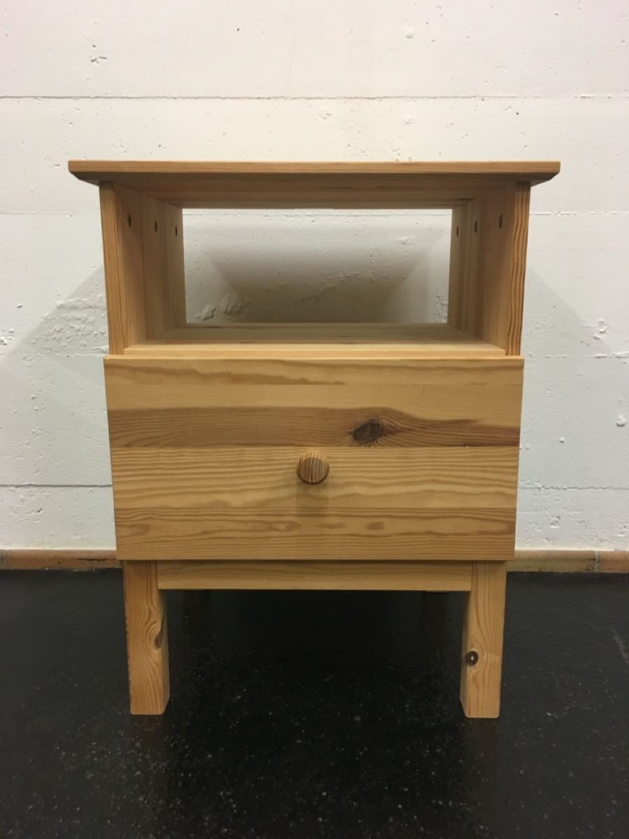 Nachttische: Nachttisch aus Holz – Gebraucht aus Bern von Soultrane