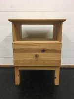 Nachttisch aus Holz