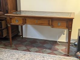 Schreibtisch Holz mit Ledereinlage drei Schubladen antik