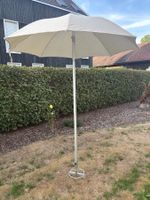 Sonnenschirm mit Rasensockel