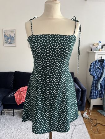 Sommerliches Mini-Kleid mit Blumenmuster, Gr. S