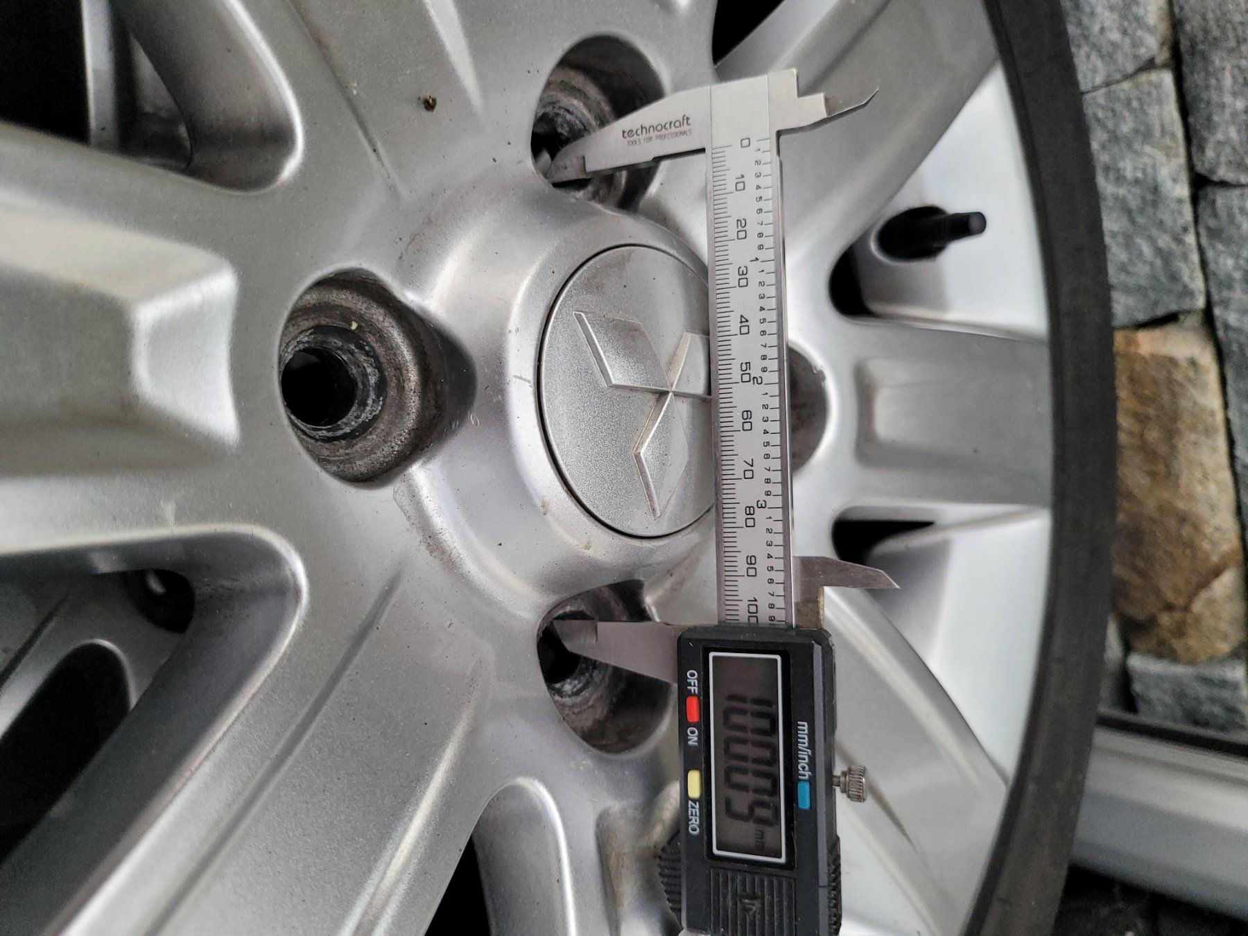 Mitsubishi Pneus & Roues: 4 jantes Mitsubishi Colt excellent état – D'occasion à Flanthey par mic_pf86 3