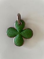Pendentif en argent et de couleur verte en forme de trèfle