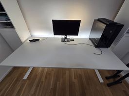 Höhenverstellbarer Tisch (200cm x 100cm)