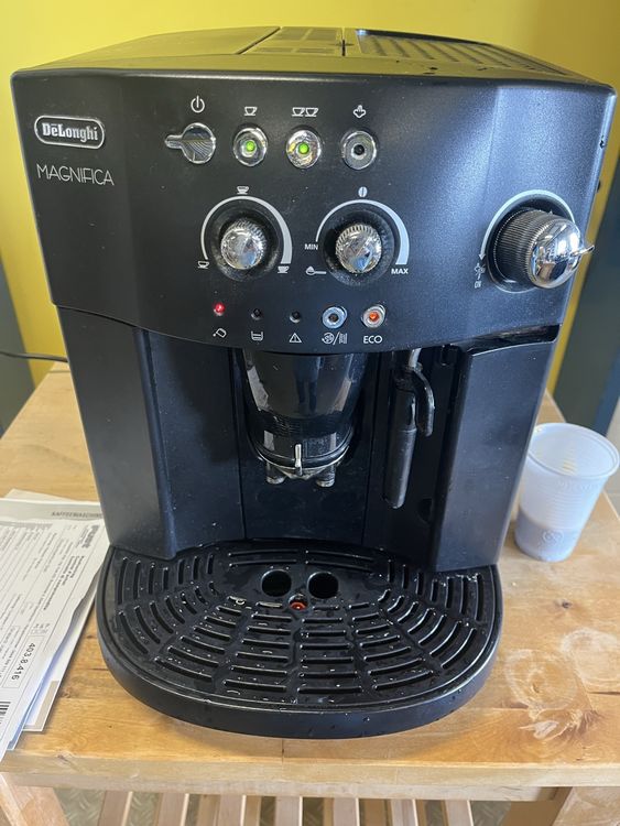 DeLonghi Magnifica ESAM 4000 Kaffeevollautomat, schwarz (D