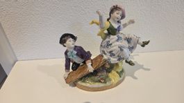 Porzellanfigurengruppe „Paar auf Wippe“.