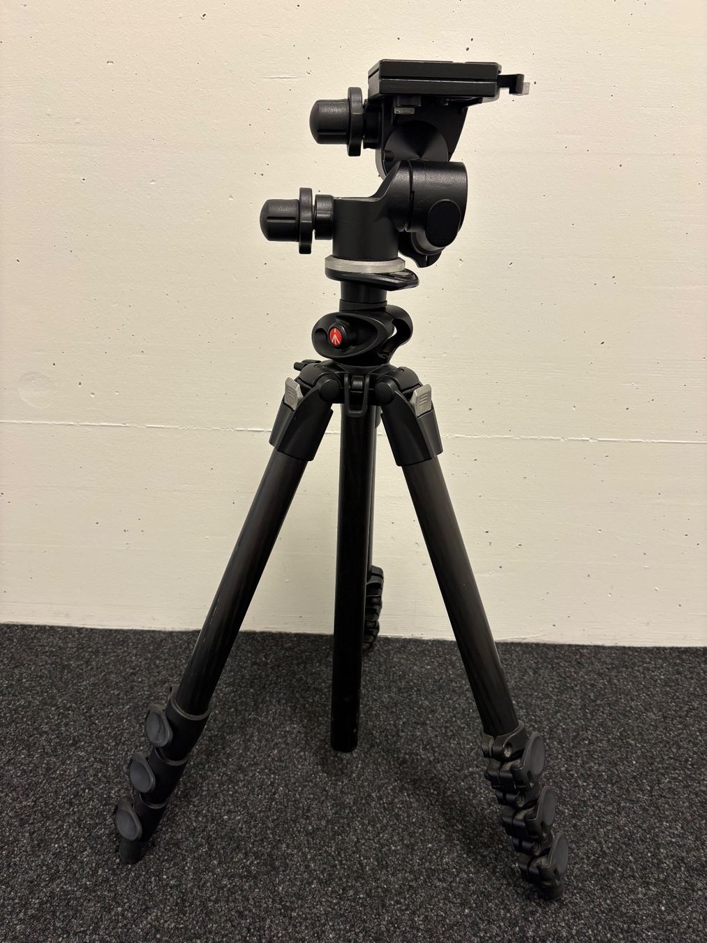 Manfrotto Altri Accessori: Manfrotto Stativ & Nikon Blitzgerät – Usato da Gipf-Oberfrick venduto da larsson_27 2