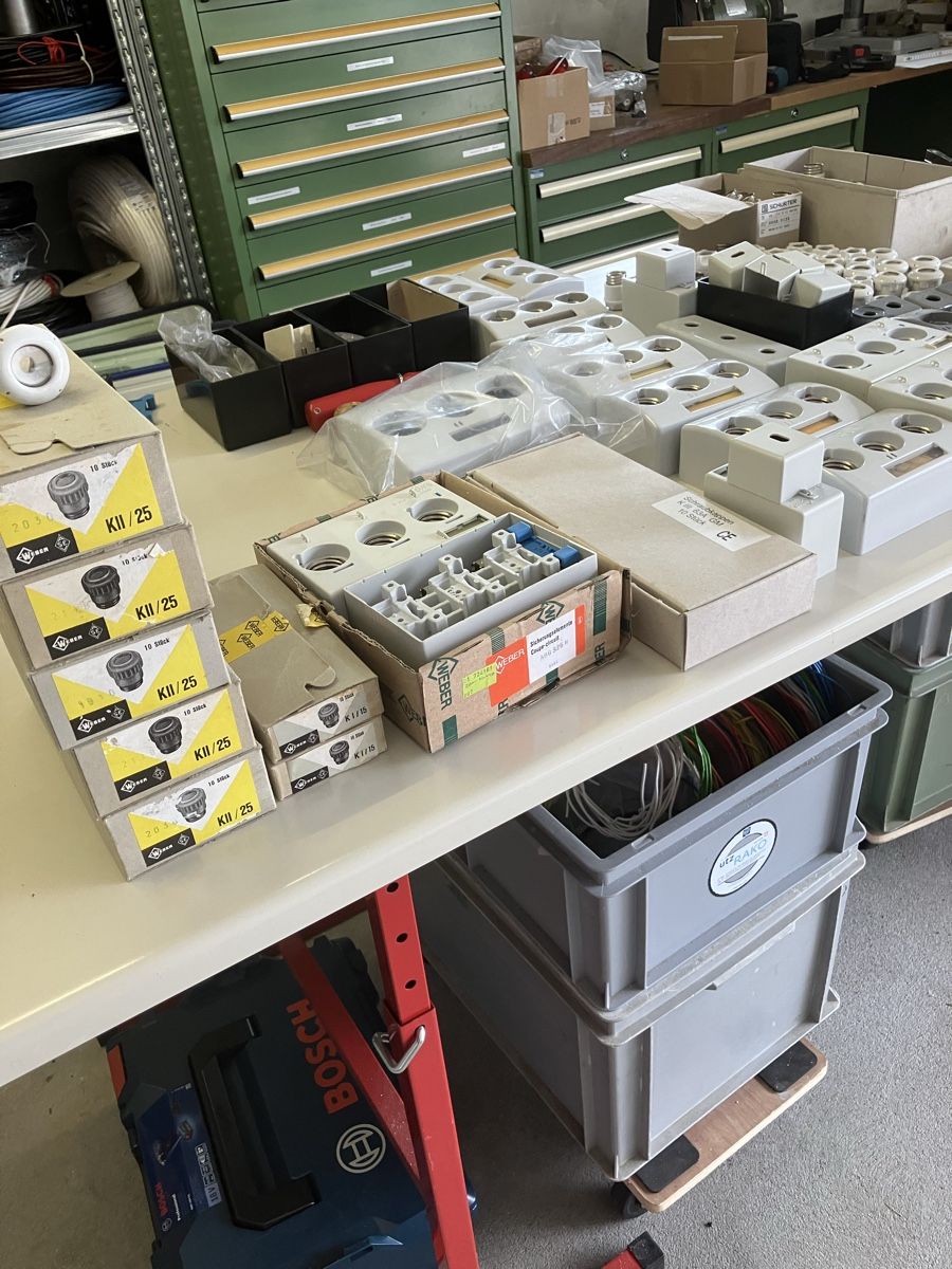 Alimentation électrique: Elektromaterial – D'occasion à Einsiedeln par Hagstecken5