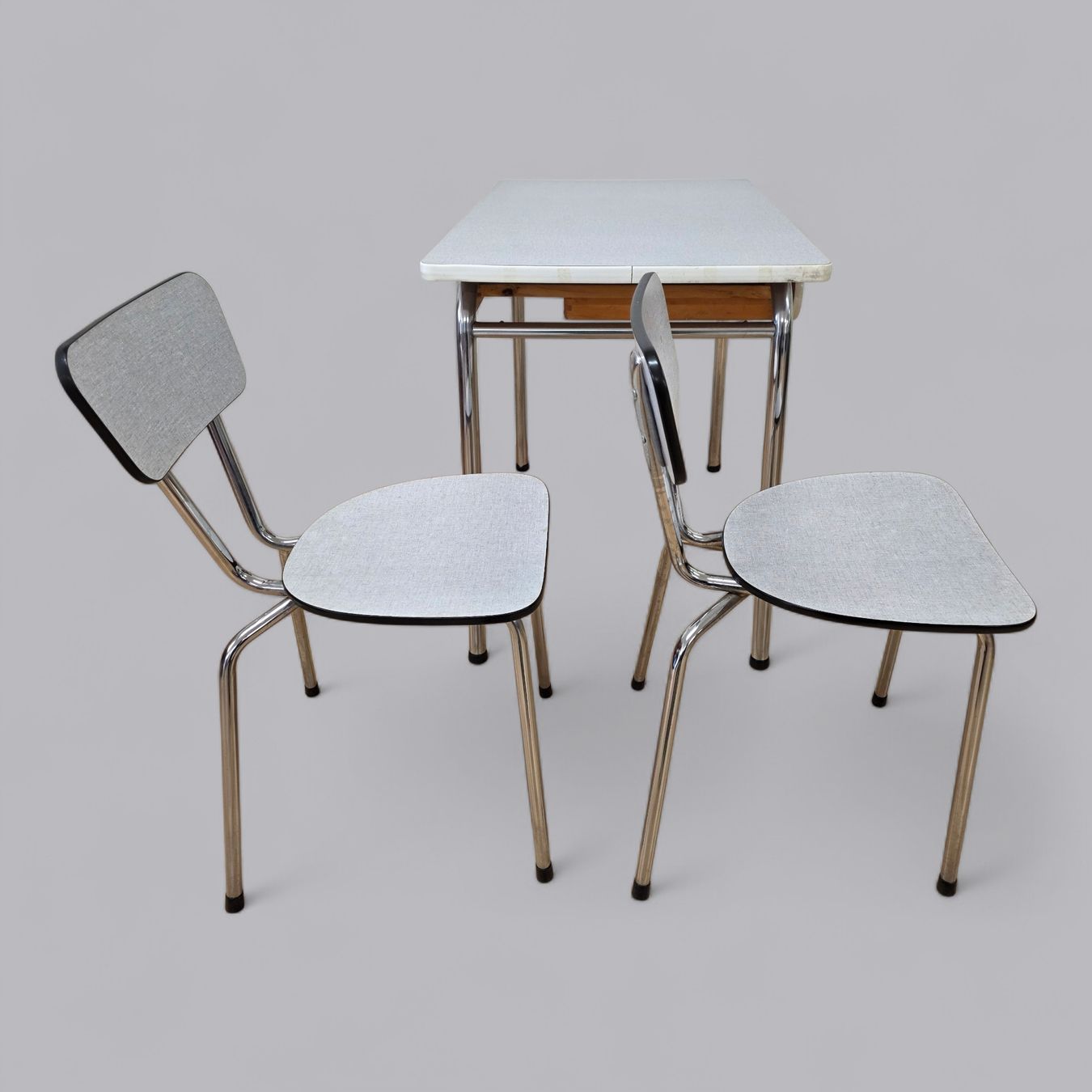 Set di tavolo e panche: Retro-Klassiker Küchentisch mit passenden Stühlen – Usato da Rieden AG venduto da RuvensBrocki 5