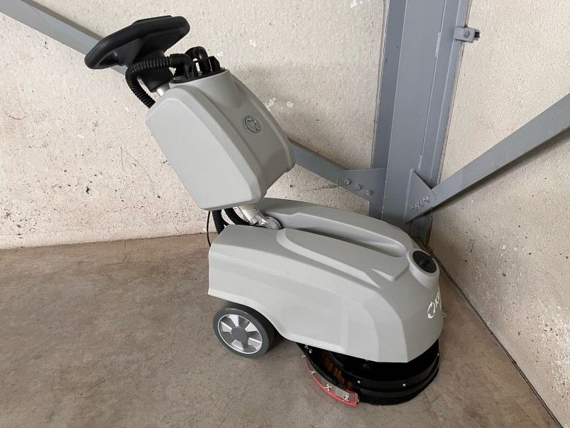 Toutes les machines: Nettoyeuse de sol Kremer KRM30 – Neuf avec emballage d'origine à la Tour-de-Trême par auto1303 4