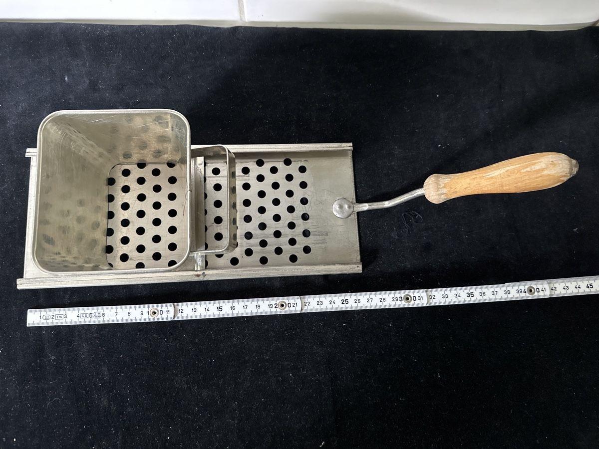 Elettrodomestici da cucina: Vintage alter Chnöpfli-Sieb – Usato da Zürich venduto da Chaeffeler 4