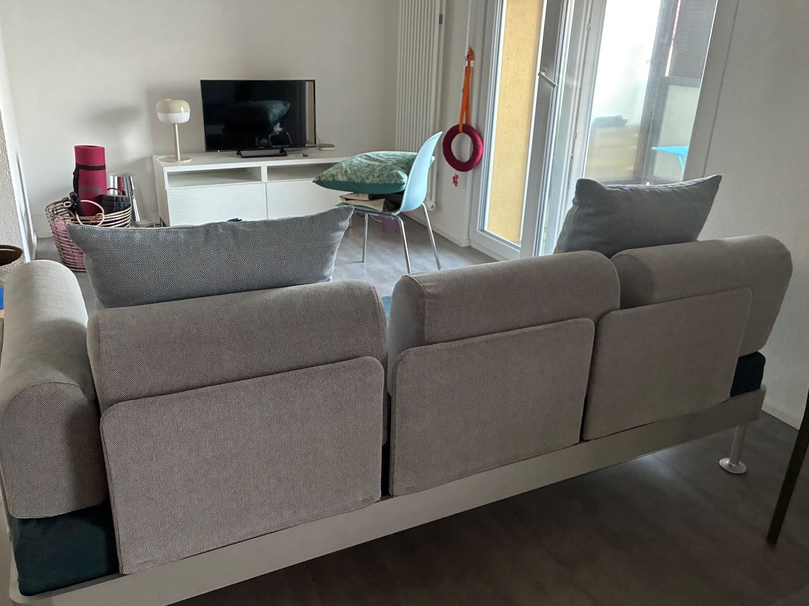 Sofas: Canapé trois places avec coussins – Gebraucht aus Neuchâtel von RitaLaura 2