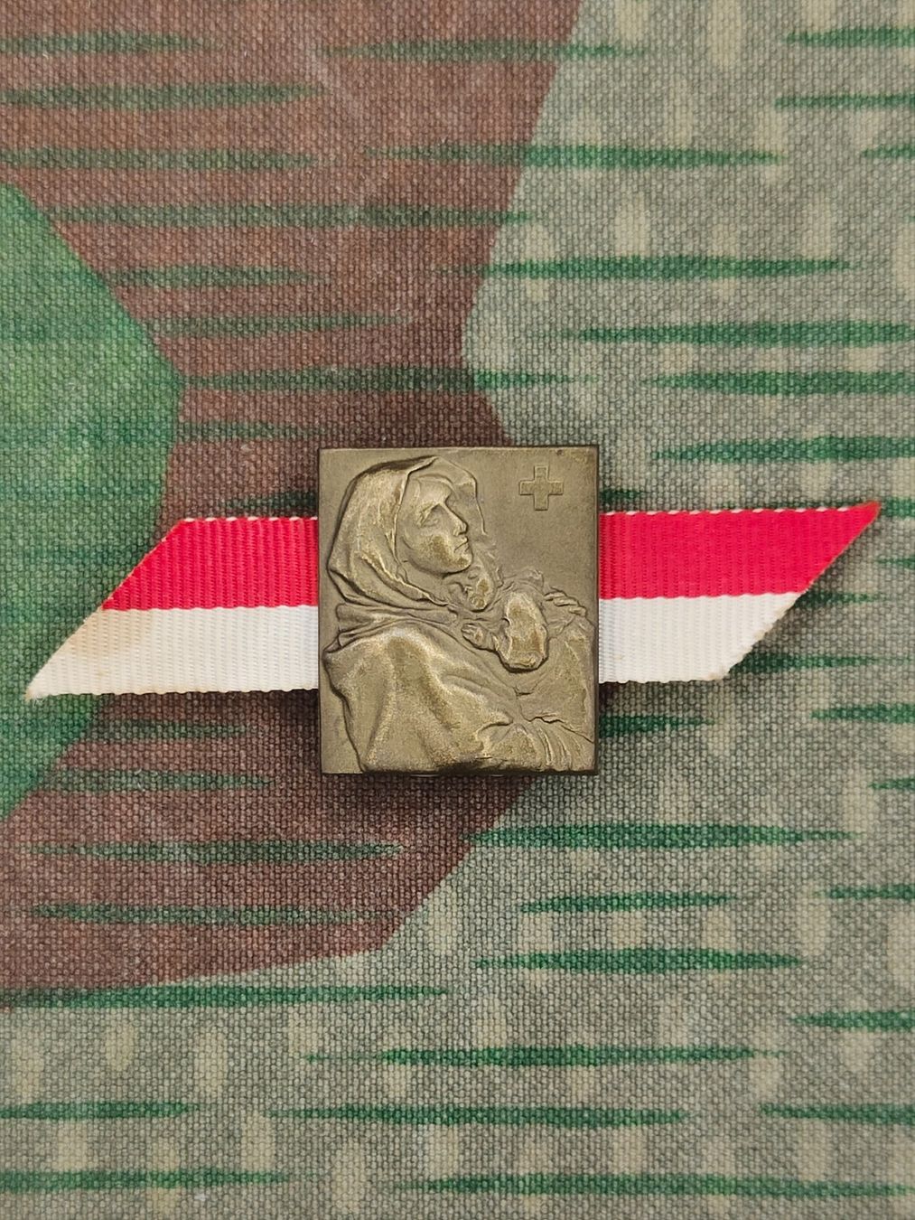 Placchette & Badge: 1. August Abzeichen 1951 mit Seidenband, Variante 2 – Usato da Bauma venduto da SwissMilitaria