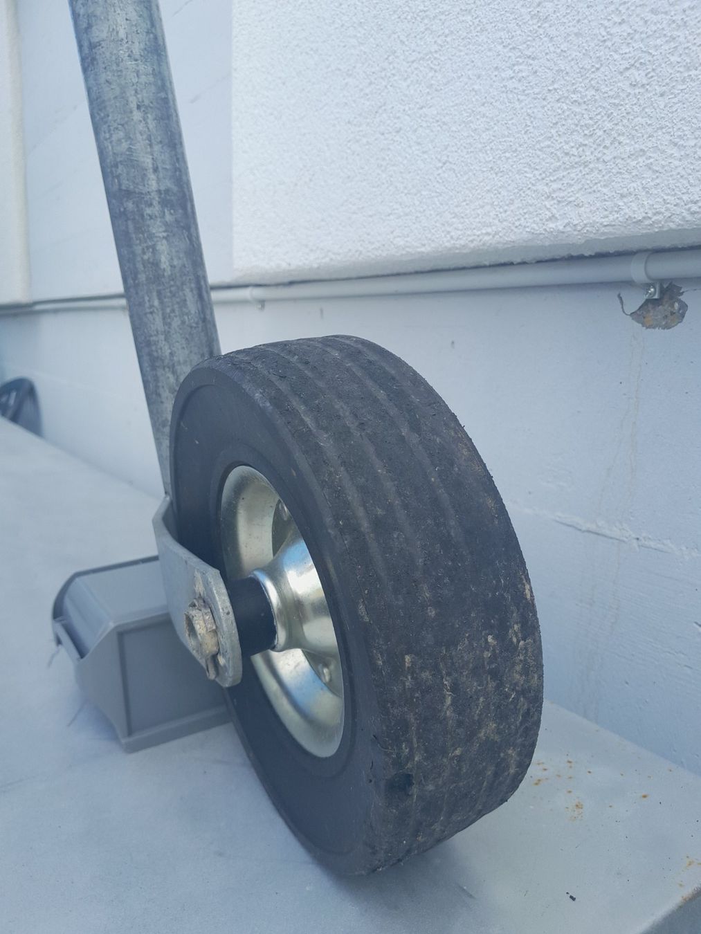 Altri accessori per camping: Stützrad für Wohnwagen – Usato da Lommiswil venduto da Marianne9