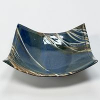 Vide-poche carré en céramique d'art émaillée, signé