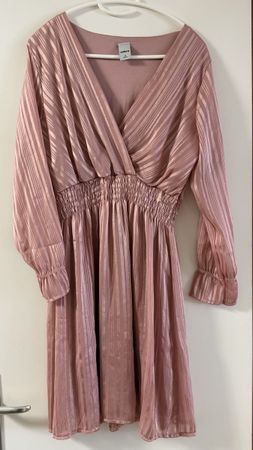Elegantes, rosé-farbenes Kleid, ideal für den Frühling!