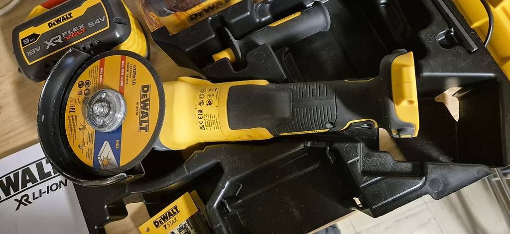 Tutte le macchine: Dewalt DCG405 Winkelschleifer mit 3x 9AH Flexvolt Akkus – Nuovo (secondo la descrizione) da Bremgarten b. Bern venduto da Oropax0 4