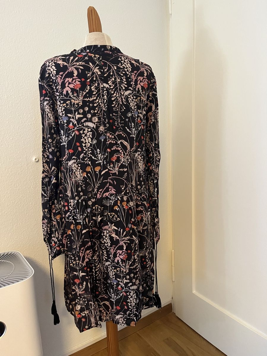 Kleider: Herbstkleid Blumenmuster schwarz Gr. M von Max&Co – Gebraucht aus Zürich von Brobin 1