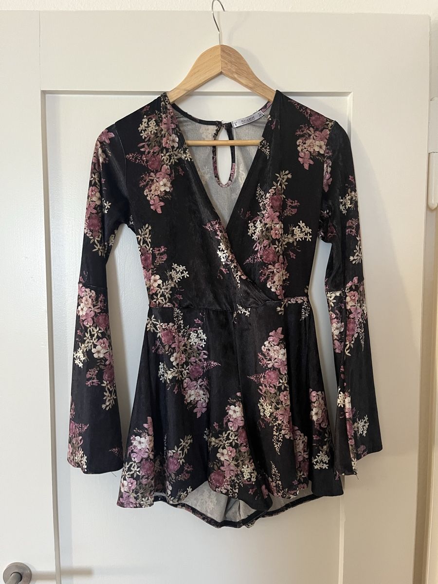 Pull&Bear Jumpsuits: Schwarzer Samt Jumpsuit Blumenmuster, Grösse S, Pull & Bear – D'occasion à Zürich par Brobin