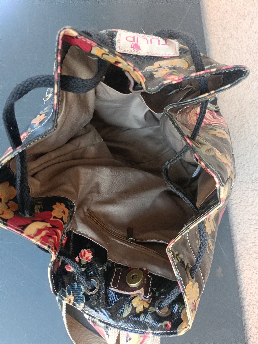 Rucksäcke: Rucksack Tulip by Candy Flowers Blumen Muster Lackoptik – Gebraucht aus Zollikofen von Prisma11 3