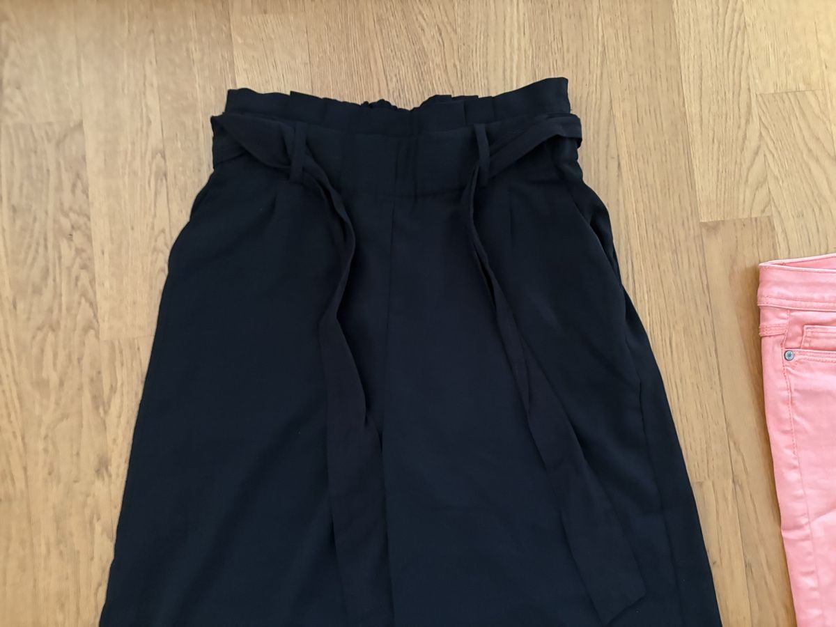 Lotti di vestiti: Shorts & Stoffhose Mädchen / Damen Gr. 34 – Usato da Beromünster venduto da msklef 3