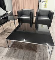 Set aus zwei Ledersesseln und zwei Glastischen schwarz
